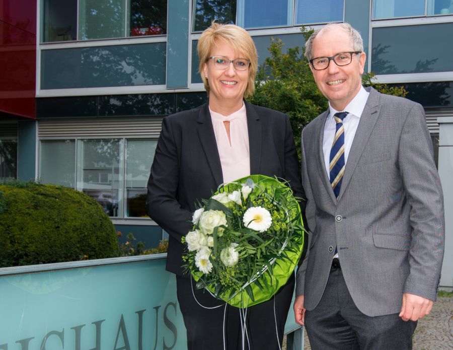 Landrat Manfred Müller gratuliert der ersten Dezernentin der Paderborner Kreisverwaltung, Annette Mühlenhoff.   Bildnachweis: Amt für Presse- und Öffentlichkeitsarbeit, Kreis Paderborn, Julian Sprenger
